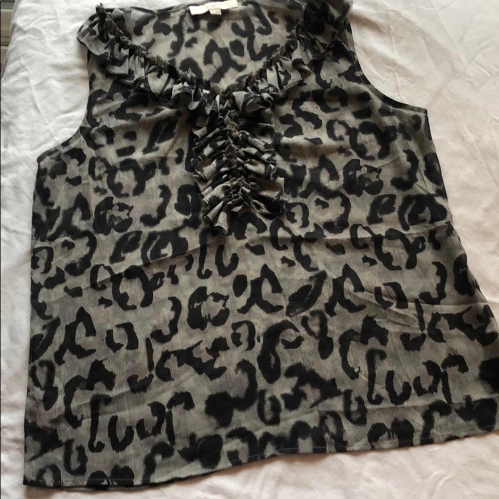 Sweet blouse with ruffle collar and front